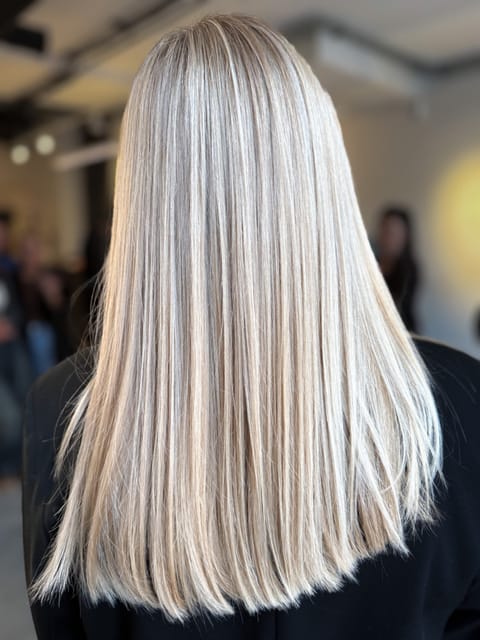 Platynowy blond wykończony na prosto